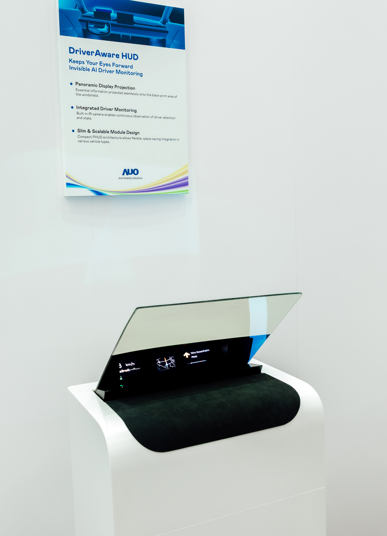 DriverAware HUD结合抬头显示器与隐藏式红外线摄影机，将车速、导航及警示讯息投影于挡风玻璃上，完美对齐驾驶目不离路的视线，同时，透过AI 监控驾驶注意力以提升安全性。